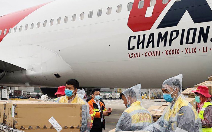 正在深圳轉(zhuǎn)運口罩的英國飛機.jpg